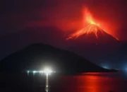 Lewotobi Meletus Tengah Malam, Semburan Lava dan Petir Hantui Langit Flores