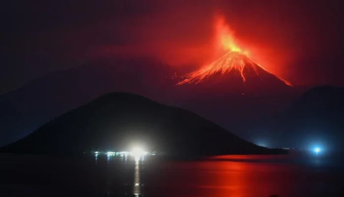 Lewotobi Meletus Tengah Malam, Semburan Lava dan Petir Hantui Langit Flores